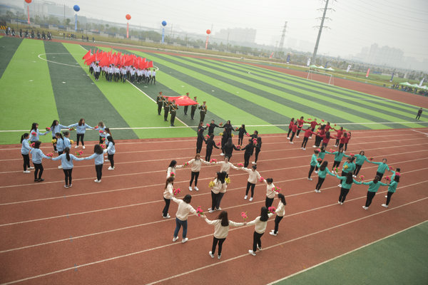 67武汉学院召开2016年第十届田径运动会