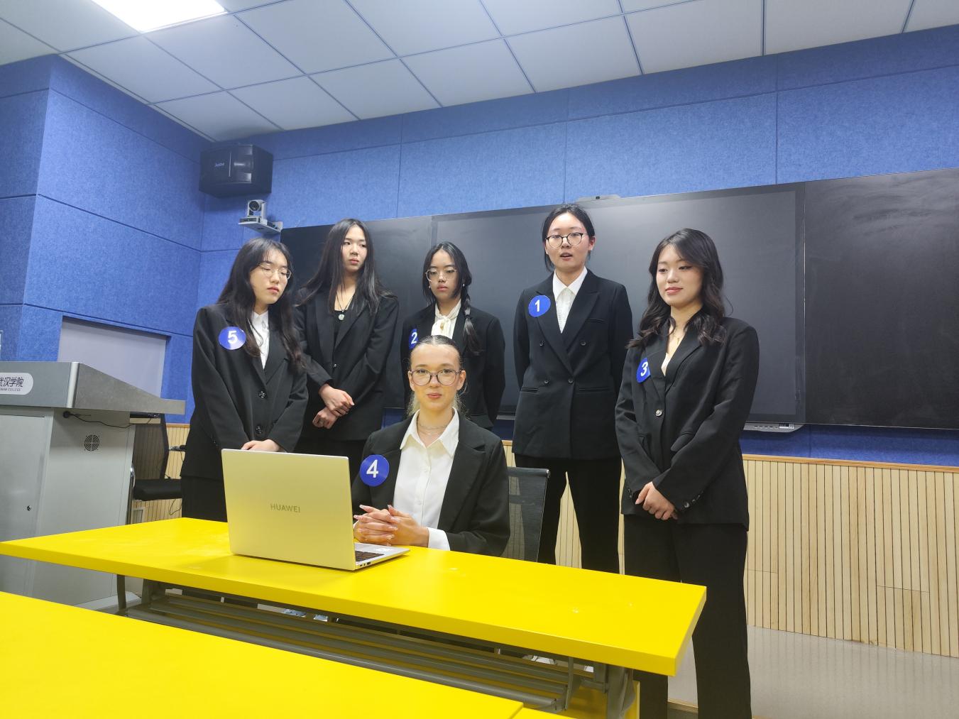 一群人在房间里站着穿西装中度可信度描述已自动生成 一群人在房间里站着穿西装中度可信度描述已自动生成