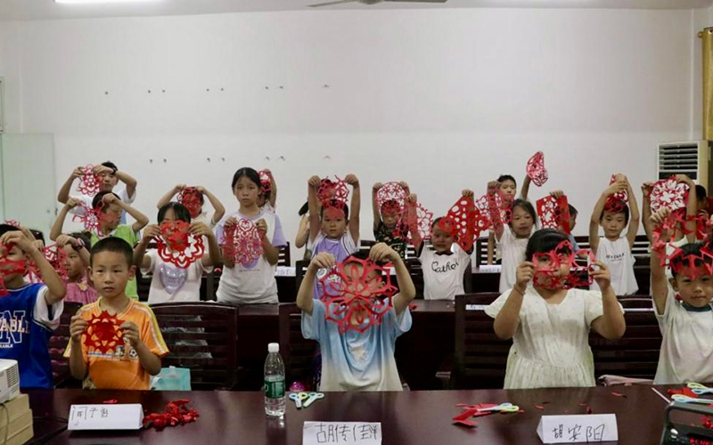 孩子们展示自己的剪纸