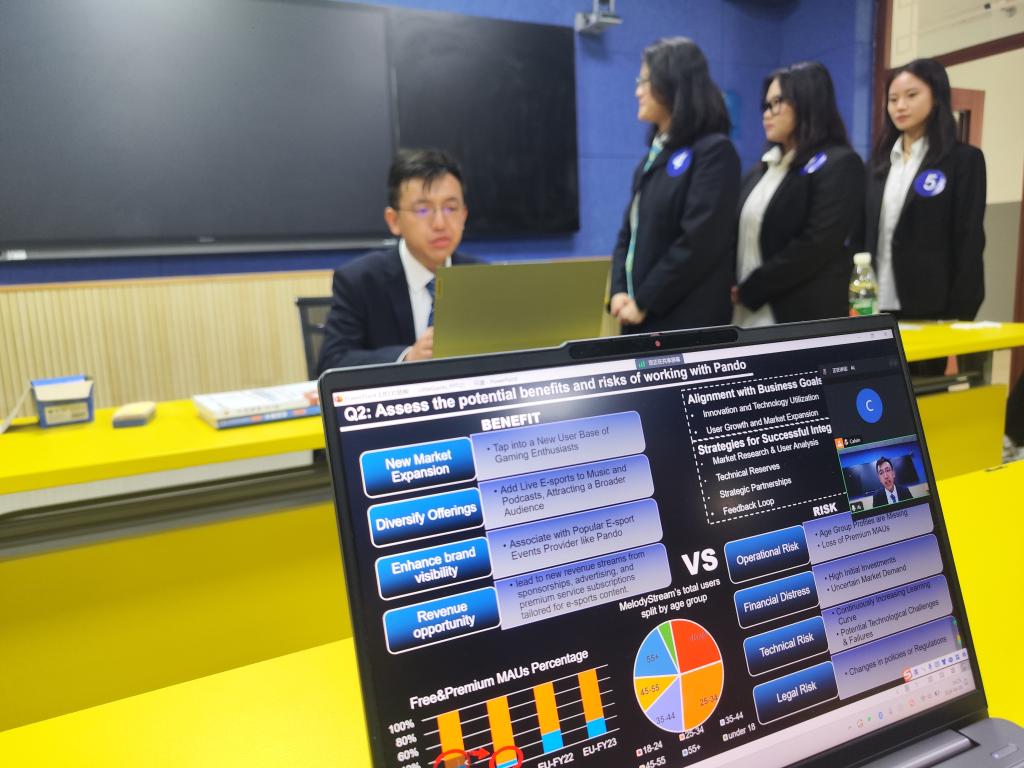 电视萤幕里有许多人描述已自动生成 电视萤幕里有许多人描述已自动生成