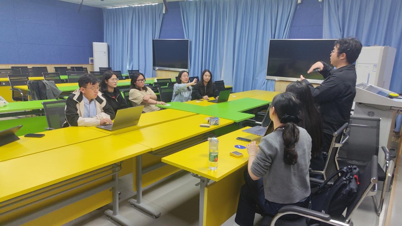 人们在看台上的人在房间里低可信度描述已自动生成 人们在看台上的人在房间里低可信度描述已自动生成