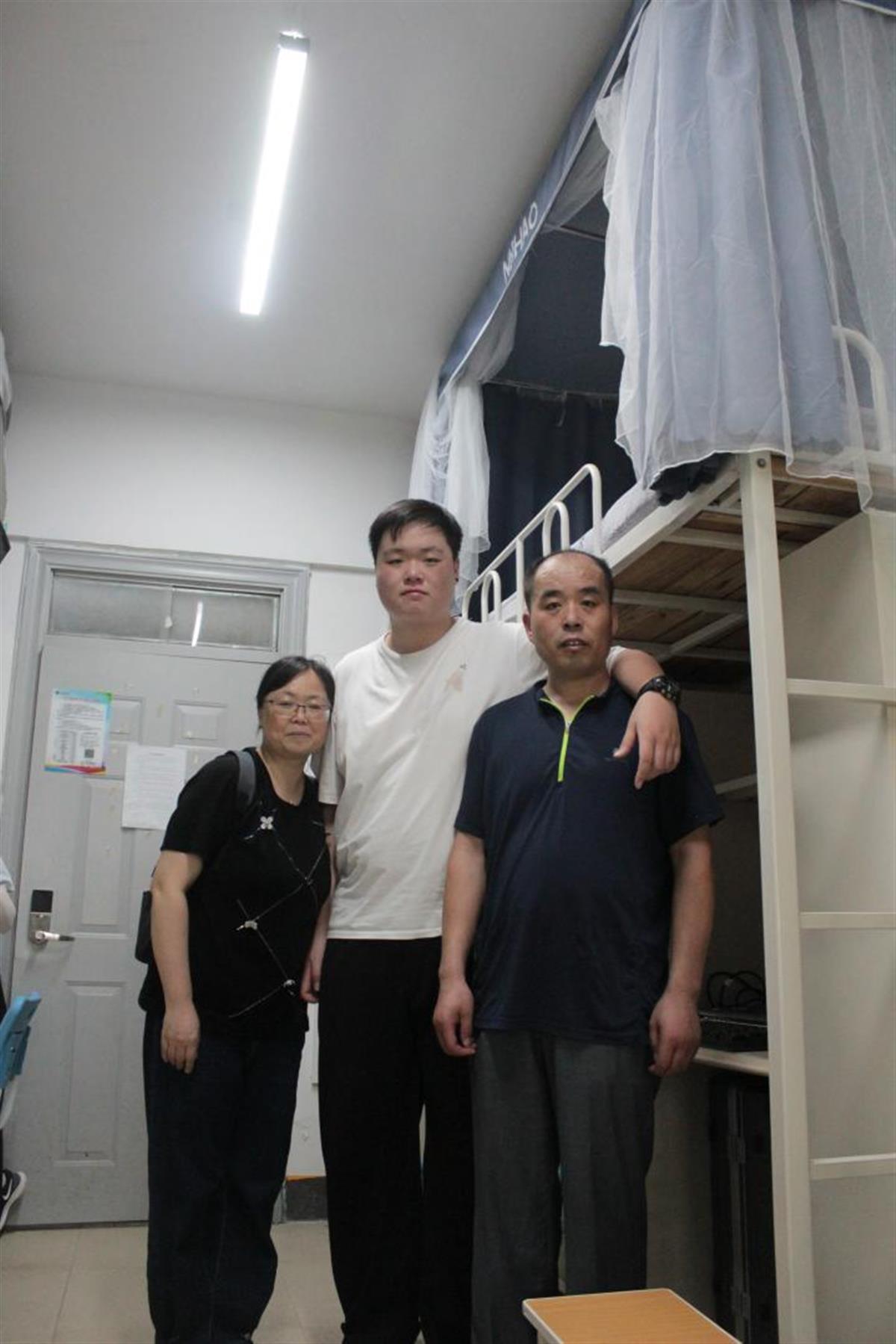 国岩和父母在新床铺前合影 国岩和父母在新床铺前合影
