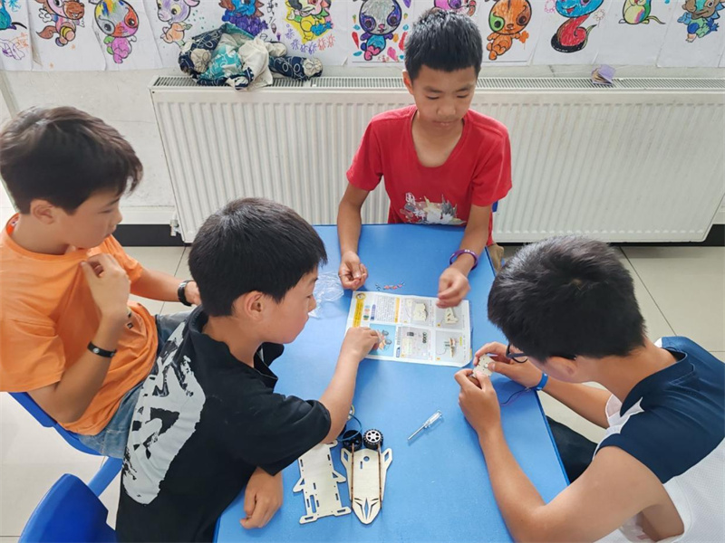 孩子们制作特色太阳能小车