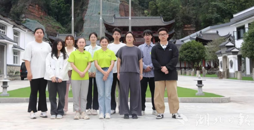 图为团队成员与润邦茶业销售部经理及工作人员在润邦工厂进行合影留念